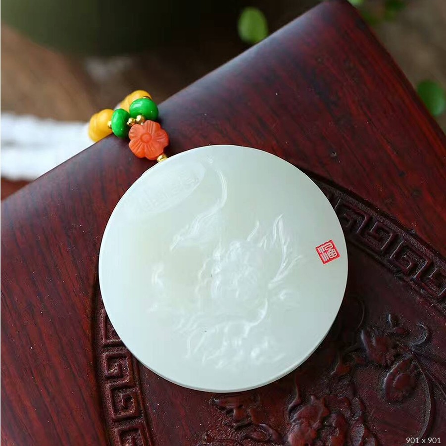 天然和田玉牡丹圆牌吊坠