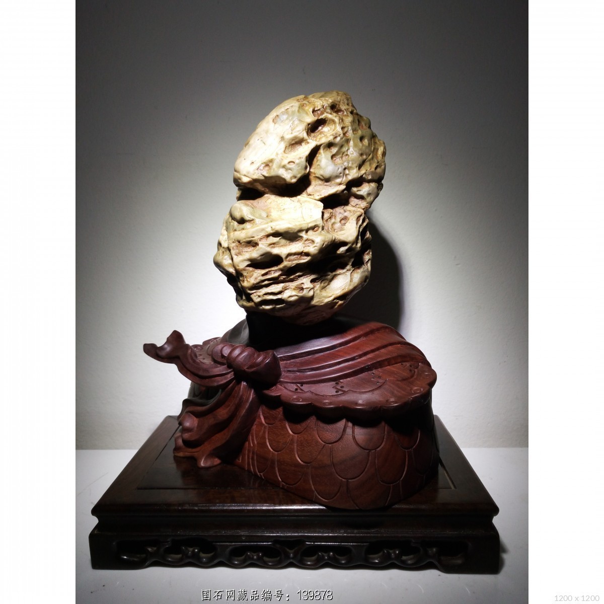 象形人物大圣归来配有图中红花梨木雕花底座