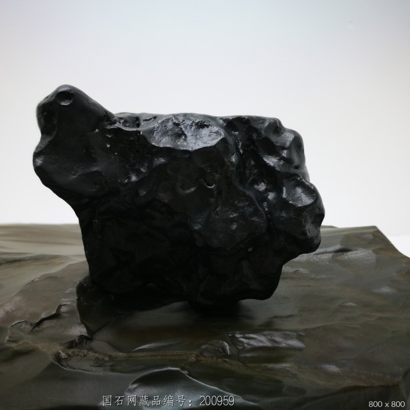 新疆黑蛋白石"孺子牛"