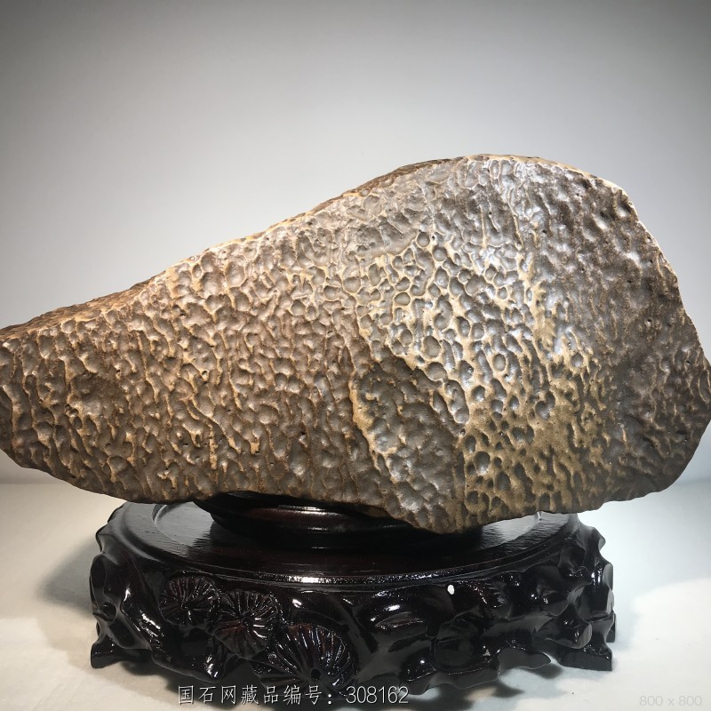 新疆早期鱼鳞纹红泥石