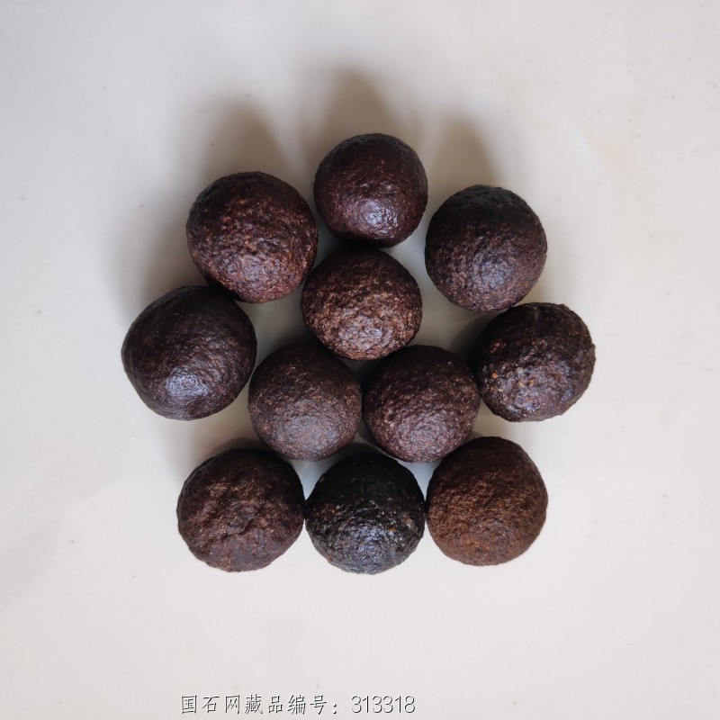 运费:免运费藏品意蕴:哈密南湖戈壁火山岩,原石原型,型态饱满,可随意