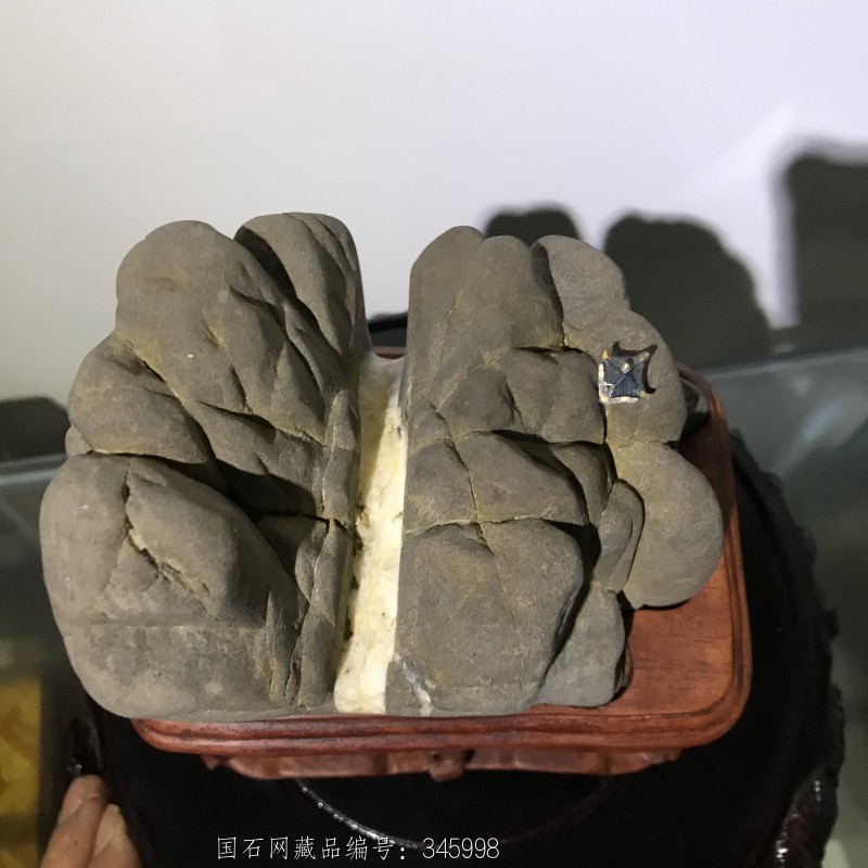 盘江山水石，花梨底座