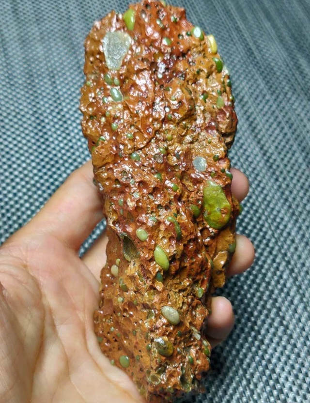 大小:12～5重量:未知底座:不含藏品名称:阿拉善富贵石石种:地表石产地