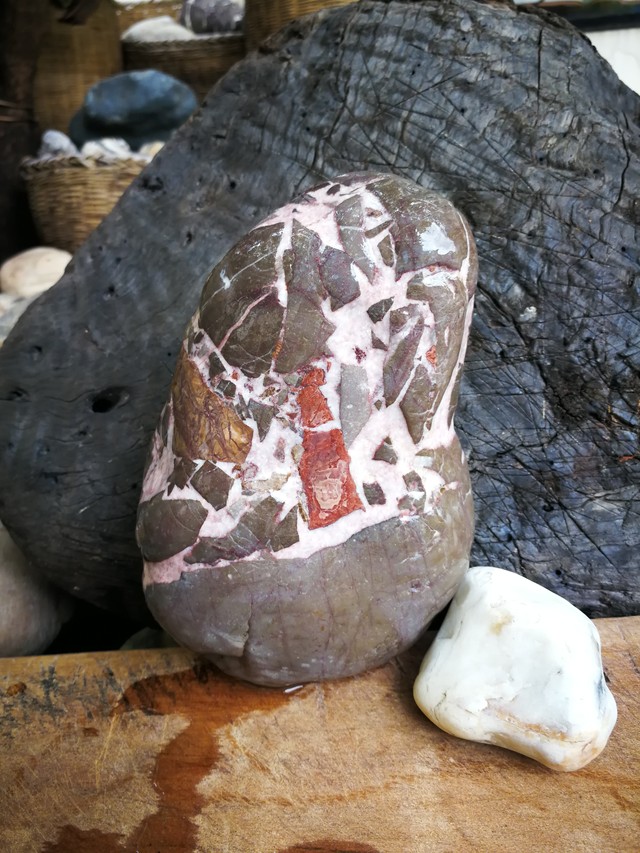 怒江彩卵原石摆件人物藏品名称:怒江彩卵原石摆件人物 石种:怒江石